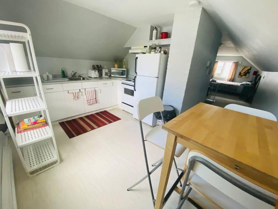 Artistic Apartment Near Downtown Victoria Eksteriør billede